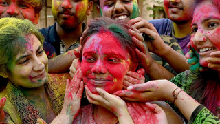 Индийцы и непальцы встречают весну и празднуют «Холи»