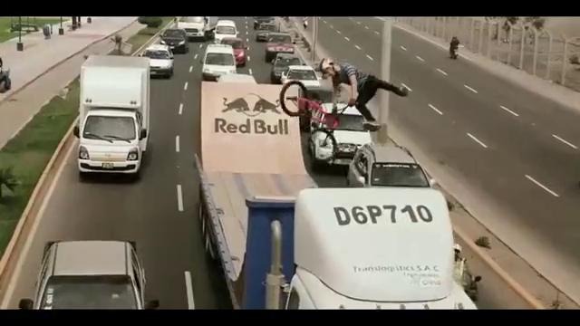 Экстремальная реклама Red Bull на улицах Лимы