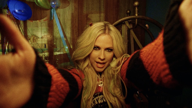 Avril Lavigne – Young & Dumb (feat. Simple Plan) (Official Video)
