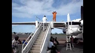 Заправка самолёта в Уганде