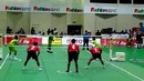 Играют ногами в волейбол