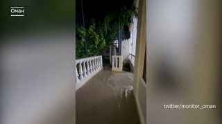 Наводнение в пустыне. Города в Омане ушли под воду. Людей спасали вертолеты Королевских ВВС