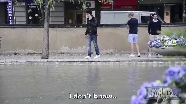 Крадем телефоны у прохожих Розыгрыш