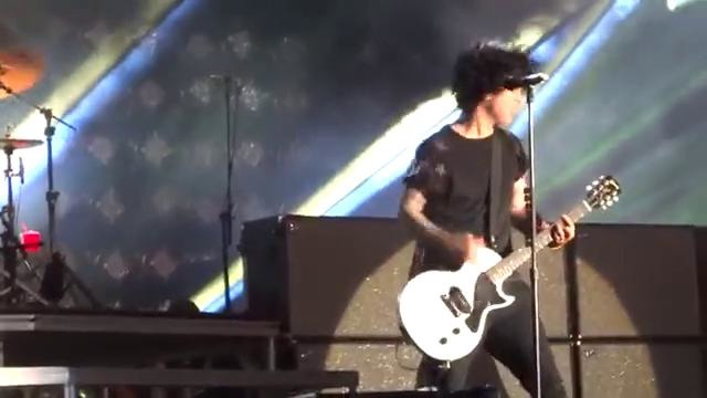 Green Day Wake Me Up When September Ends (Sydney Soundwave 2014)