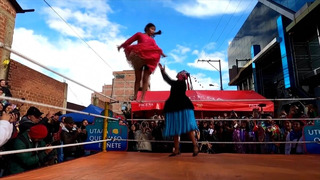 «Летающие чолиты» развлекают публику на фестивале в Боливии