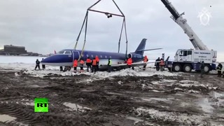 Видео из аэропорта Шереметьево, где самолёт выкатился за пределы ВПП