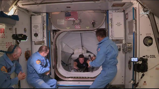 Экипаж Crew Dragon перешел на МКС