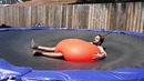 Взрыв гигантского 6-фунтового баллона с водой. The Slow Mo Guys