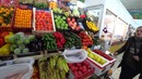 Раздаем бедным бабушкам фрукты