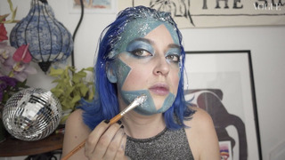 Художник Полина Коробова показывает, как создать креативный макияж с блестками