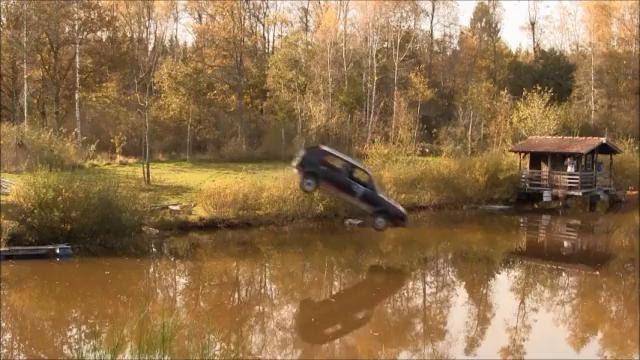 Прыжок в пруд на Volkswagen Golf