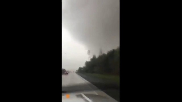В США торнадо снес автомобиль с дороги