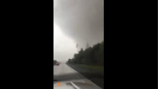 В США торнадо снес автомобиль с дороги