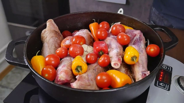 Бараньи голяшки тушёные с овощами