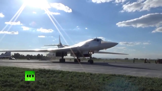 Стратегические бомбардировщики Ту-160 впервые приземлились в Анадыре