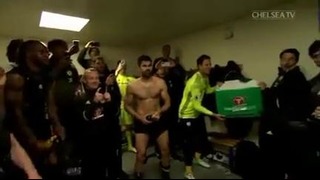 Игроки Челси поздравляют Конте в раздевалке