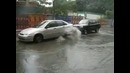 Прорыв сточной трубы поднимает даже автомобиль!:)