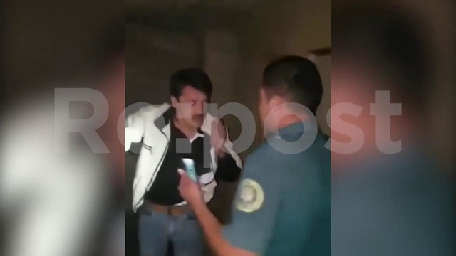 Милиционер избивает мужчину в Самарканде