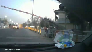 В Ташкенте два водителя пытались проскочить опускающийся шлагбаум