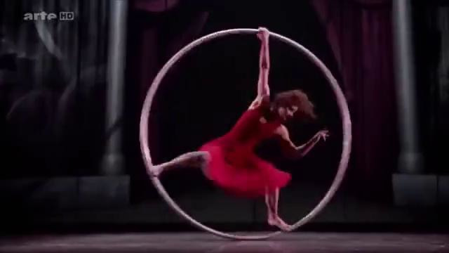 Анжелика Бонджовонни – Красивый Cyr Wheel Dance