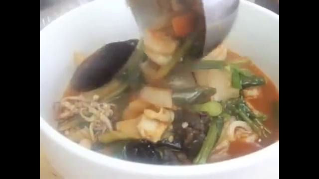 Korean Food: Spicy Seafood Noodles (짬뽕=JjamBbong)