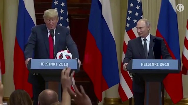 Путин подарил Трампу мяч ЧМ-2018, а тот бросил его жене