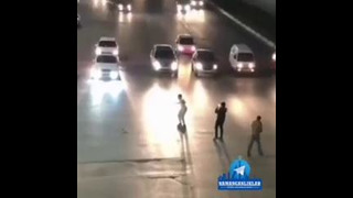 Парень в Ташкент танцевал на большом дороге