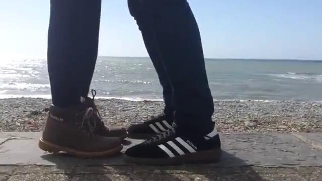 Троллинг влюблённой пары на пляже:)