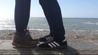 Троллинг влюблённой пары на пляже:)