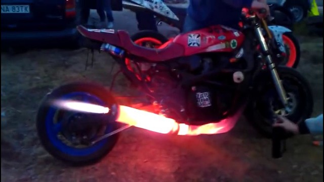 Байк в огне Bike is on fire Moto avec un pot d’echappement en feu