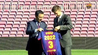Gerard Piqué puts pen to paper on his contract extension until 2022 with FC Barcelon