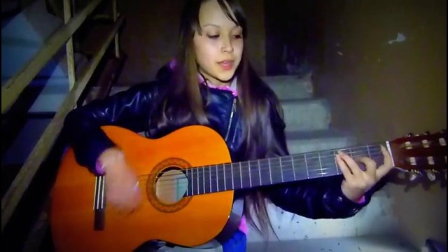 Девушка играет на гитаре(песня собственного сочинения)