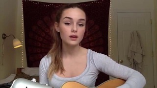 Девушка очень красиво спела под гитару