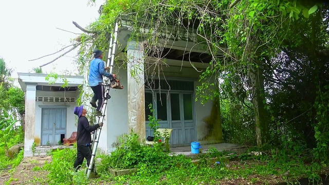 Two Men Clean Abandoned Old House and Give It a Second Life for Free | by @Cleantheoldhouse