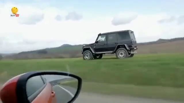 Гелик едет на высокой скорости по бездорожью