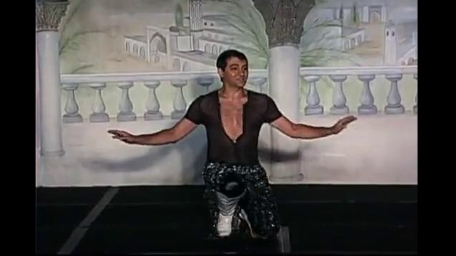 Amir Thaleb мужчина танцует танец живота