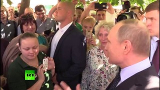 В Москве прохожая поцеловала Путина