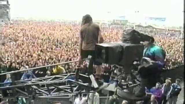 BIGGEST STAGE DIVE EVER Pearl Jam – Porch Eddie Vedder 1992 PinkPop Holland