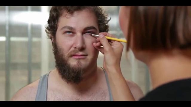 Мужчинам первый раз делают женский макияж