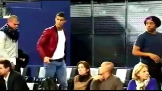 Cristiano Ronaldo Funny look on the Bench) ржут на баскетболе)