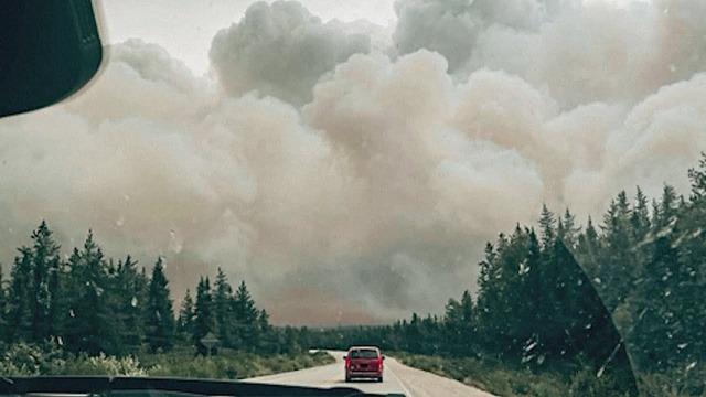 Более 200 лесных пожаров горят в канадских провинциях Альберта и Квебек