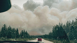 Более 200 лесных пожаров горят в канадских провинциях Альберта и Квебек