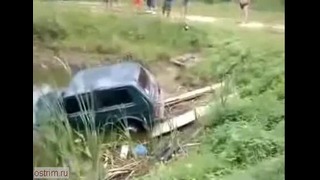 Крайне неудачное спасение съехавшей в озеро машины