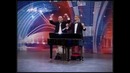 Играют на пианино(не руками =))