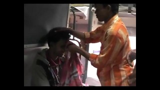 Индийский массаж головы в поезде
