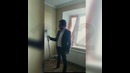 Депутат останавливает пропеллер вентилятора своим языком