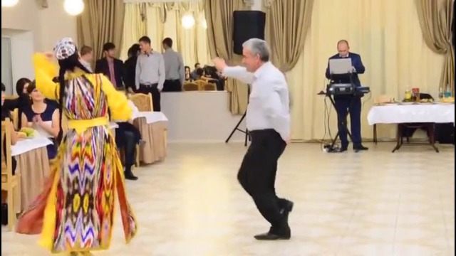 Русская девушка танцует узбекский танец