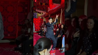 Parizoda исполняет танец Кармен на показе Azukar Moreno в Ташкенте