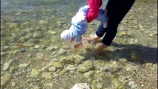 Ребенок полощет руки в воде