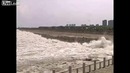 Репортершу смыло волной